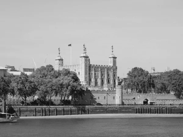 在黑色和白色中看到从英国伦敦泰晤士河伦敦塔 — 图库照片
