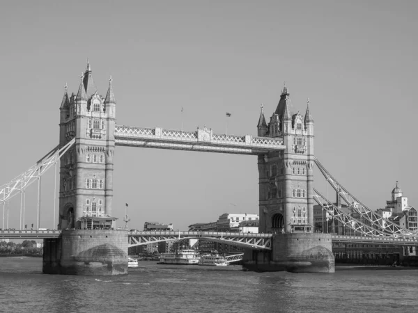Тауэрский Мост Реке Тэймс Лондоне Великобритания Черно Белом Цвете — стоковое фото