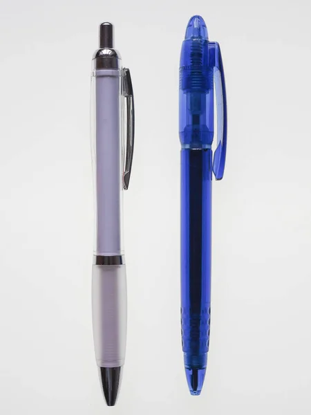 Blauer Und Weißer Kugelschreiber Auf Grauem Hintergrund — Stockfoto