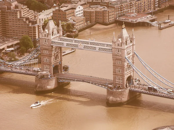 ヴィンテージ英国 ロンドンのタワー ブリッジの空撮を探して — ストック写真