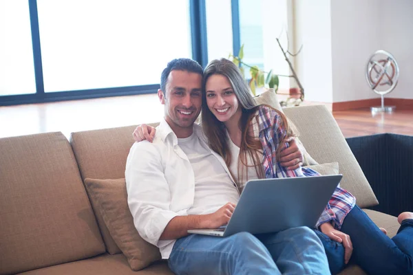 Heureux Jeune Couple Détendu Travaillant Sur Ordinateur Portable Intérieur Maison — Photo