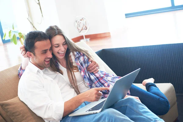 Heureux Jeune Couple Détendu Travaillant Sur Ordinateur Portable Intérieur Maison — Photo