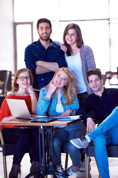 Studentengruppe Steht Als Team Moderner Schuluniversität Zusammen Teamwork Geschäftskonzept — Stockfoto