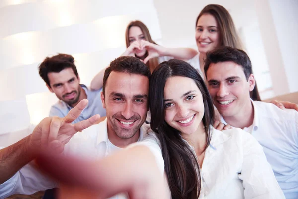 Grupo Amigos Tirando Foto Selfie Com Tablet Casa Moderna Dentro — Fotografia de Stock