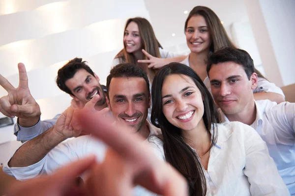 Gruppo Amici Scattare Foto Selfie Con Tablet Casa Moderna Chiuso — Foto Stock