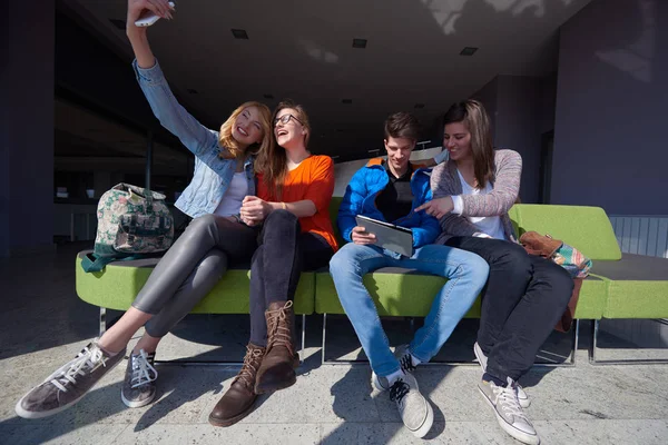 Χαρούμενη Ομάδα Μαθητών Λαμβάνοντας Selfie Smartphone Και Tablet Υπολογιστή — Φωτογραφία Αρχείου