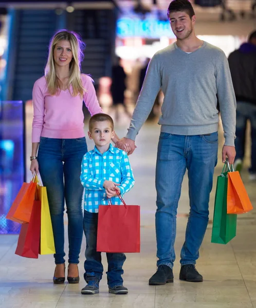 Familia Joven Feliz Con Bolsas Compras Centro Comercial — Foto de Stock