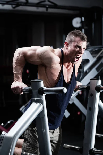 Starker Mann Bodybuilder Mit Hanteln Einem Fitnessstudio Trainiert Einer Langhantel — Stock fotografie