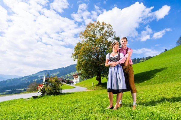 Alpen Bauern Auf Rinder Weide — стокове фото