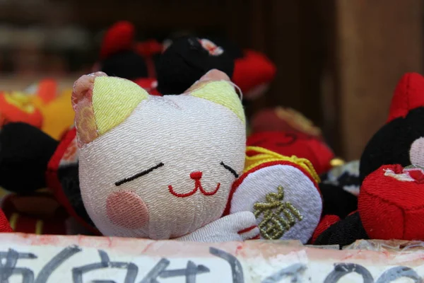 日本の京都で白い猫のおもちゃ — ストック写真