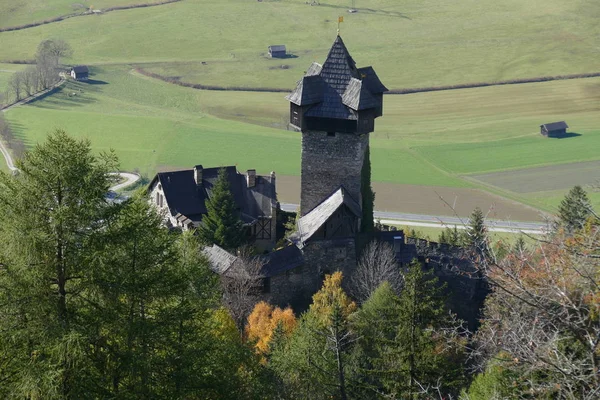 Malowniczy Widok Majestatycznej Średniowiecznej Architektury Zamku — Zdjęcie stockowe