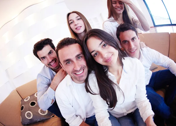 Grupo Amigos Tomando Foto Selfie Con Tableta Hogar Moderno Interior — Foto de Stock