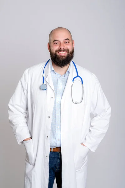 Jovem Barbudo Médico Casaco Branco Frente Fundo Cinza — Fotografia de Stock