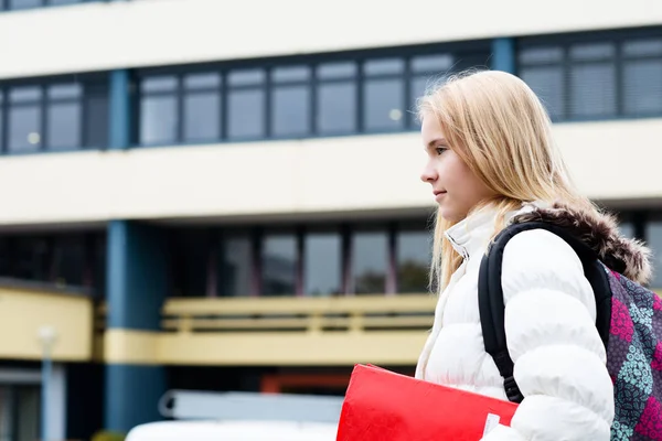 学校の建物の前にいる素敵なブロンドの女の子 — ストック写真