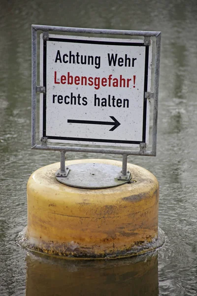 Warnschild Auf Lebensgefahr Bei Teiler Wehr — Stockfoto