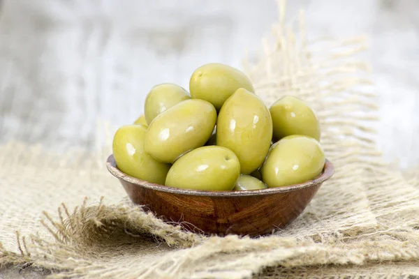 Bol Aux Olives Vertes Fraîches Sur Une Table Rustique Bois — Photo