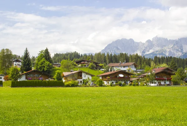 Vacker Utsikt Över Österrikiska Alperna Och Oberndorf Tirol Österrike — Stockfoto