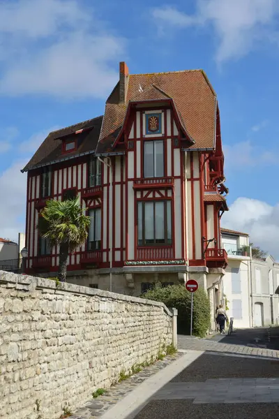 Bela Casa Meia Madeira — Fotografia de Stock