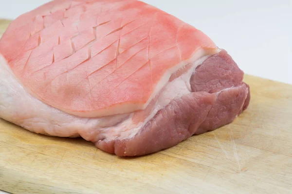 生肉在一块肉上烤 有壳的猪肉 — 图库照片