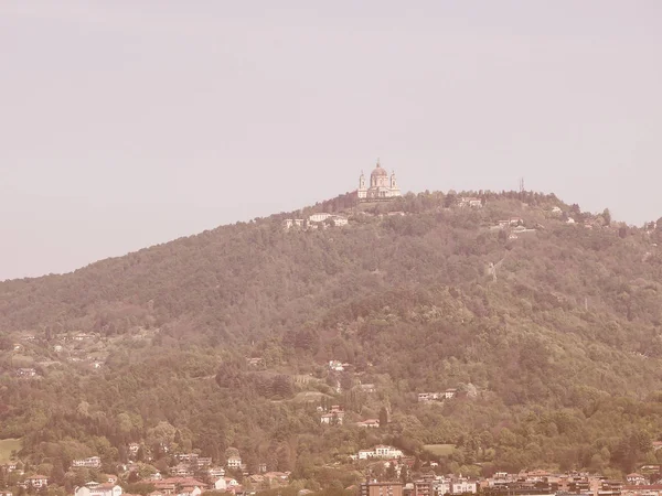 丘の上にバシリカ Supergaバロック様式の教会があるイタリアのトリノ市周辺の丘のヴィンテージビュー — ストック写真