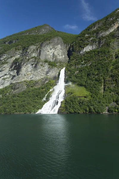 Kép Egy Vízesést Mutat Geiranger Fordnál Norvégiában — Stock Fotó