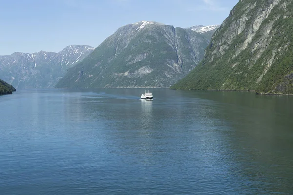 画像はノルウェーのパノラマビューGeiranger Fjordを示しています — ストック写真