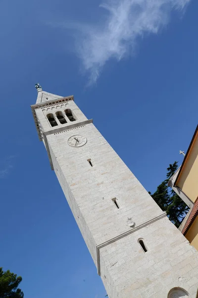 Kilise Novigrad Istria Croatia Çan Kulesi Kule Yüksek Mimari Gökyüzü — Stok fotoğraf