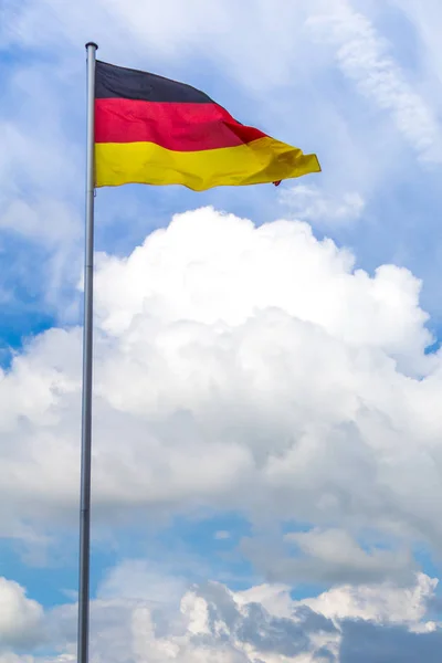 Bandera Alemana Negro Rojo Dorado Que Sopla Delante Del Cielo —  Fotos de Stock