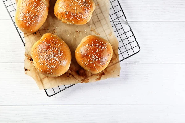 Hoge Hoek Uitzicht Zelfgemaakte Verse Hamburger Broodjes Een Draadstang Met — Stockfoto