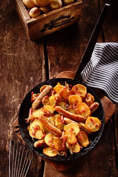 Tasty German Recipe Golden Roasted Fried Potato Slices Spicy Sausage — Stock Photo, Image