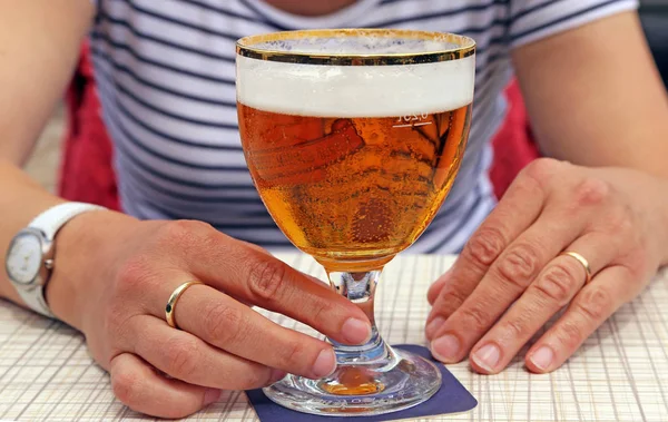 Gros Plan Des Mains Tenant Verre Bière Avec Mousse — Photo