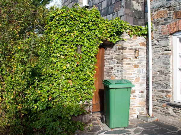 Poubelle Verte Face Une Entrée Maison Quelque Part Port Isaac — Photo