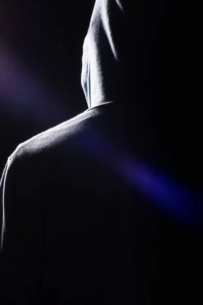 Uma Silhueta Escura Homem Usando Uma Camisola Com Capuz Com — Fotografia de Stock
