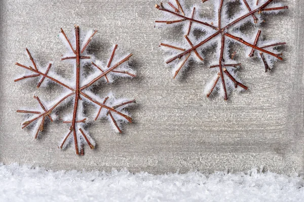 クリスマスの挨拶として雪の木の星 — ストック写真