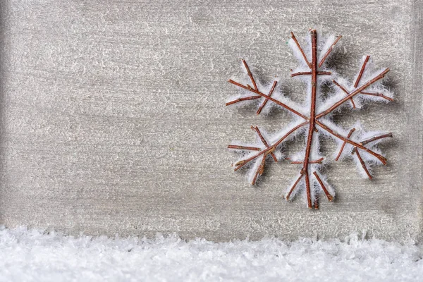 クリスマスの挨拶として雪の木の星 — ストック写真