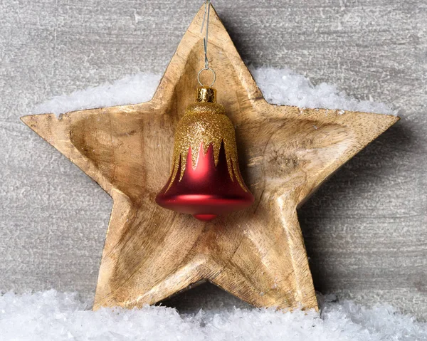 Estrella Madera Nevada Con Campana Navidad —  Fotos de Stock