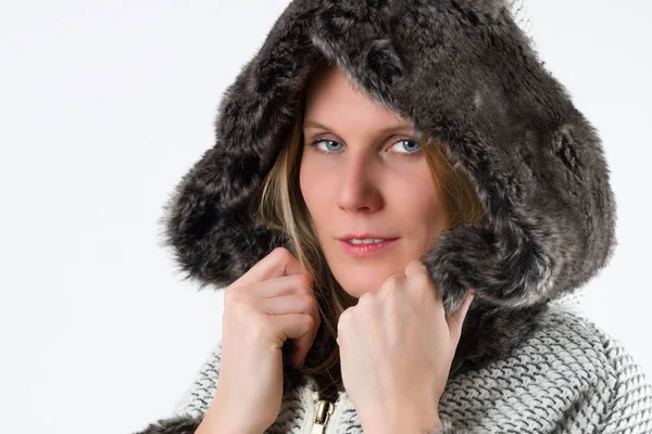 Retrato Corpo Superior Uma Mulher Loira Com Casaco Inverno Isolado — Fotografia de Stock