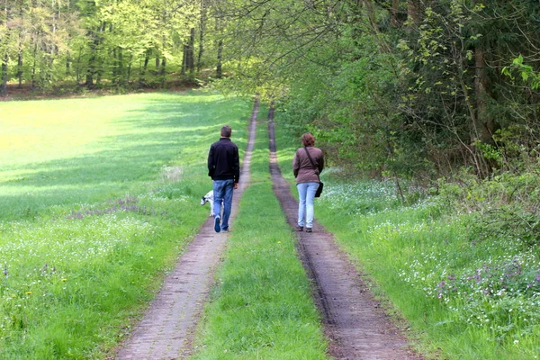 Dos Personas Caminan Juntas Largo Camino Caminando Vida Juntos — Foto de Stock