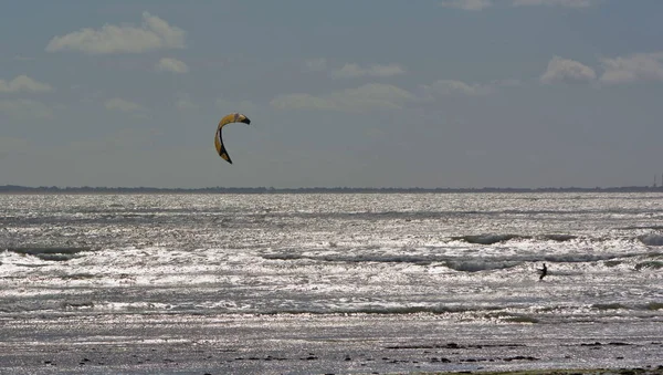 Surfer Dans Mer Orageuse — Photo