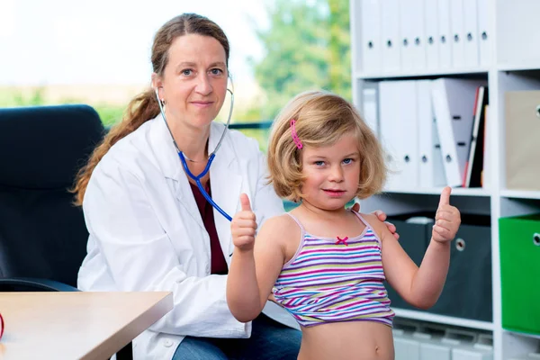 Pediatra Feminino Jaleco Branco Examinado Menina — Fotografia de Stock
