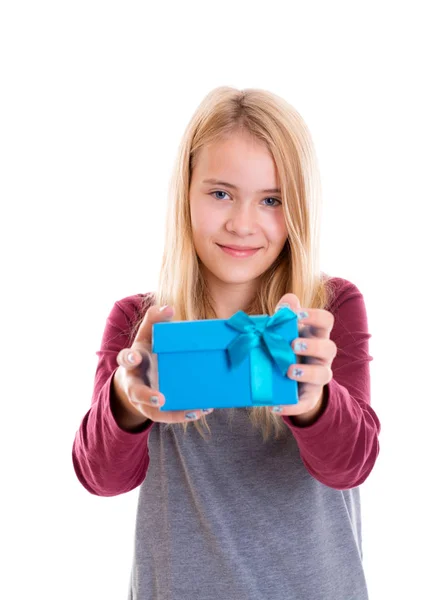 Retrato Uma Menina Loira Agradável Com Caixa Presente Azul — Fotografia de Stock
