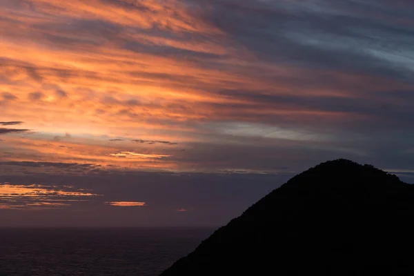 Belo Pôr Sol Colorido Sobre Oceano Com Uma Montanha Silhueta — Fotografia de Stock