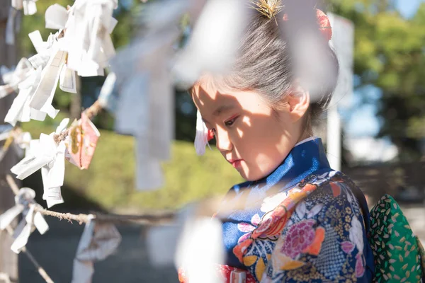 Una Joven Japonesa Kimono Aire Libre Santuario Atando Papel Fortuna — Foto de Stock
