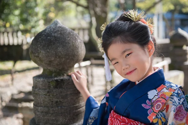 Young Japanese Girl Kimono Outdoors Shrine — Stock Photo, Image