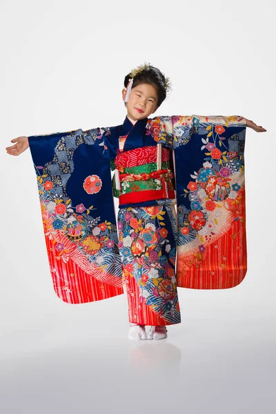 Una Linda Joven Japonesa Con Kimono Sobre Fondo Blanco — Foto de Stock