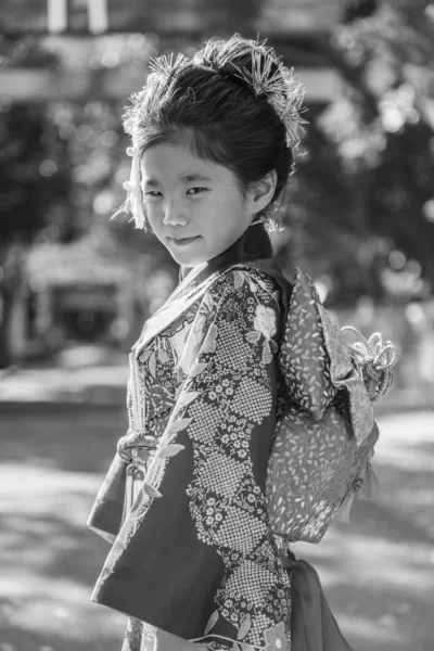 Ένα Νεαρό Ιαπωνικό Κορίτσι Ένα Κιμονό Εξωτερικούς Χώρους Ένα Ιερό — Φωτογραφία Αρχείου