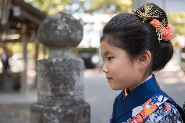 Young Japanese Girl Kimono Outdoors Shrine — Stock Photo, Image