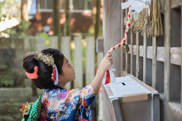Una Joven Japonesa Kimono Aire Libre Santuario Tocando Una Campana — Foto de Stock