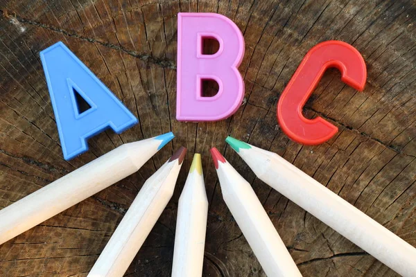 Abc Litery Nad Kolorowymi Ołówkami Drewnianej Podkładce — Zdjęcie stockowe