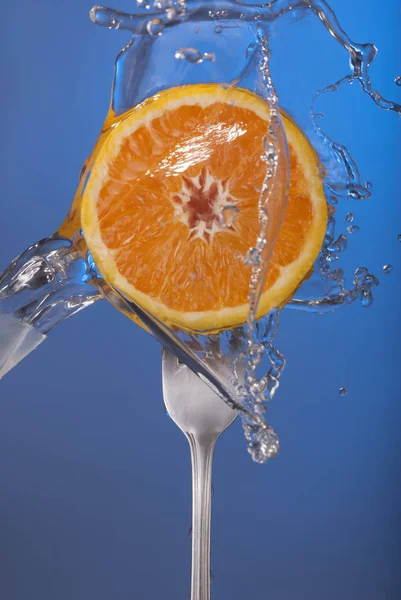 Oranje Fruit Vork Met Water Plons Kleur Achtergrond Concept Foto — Stockfoto